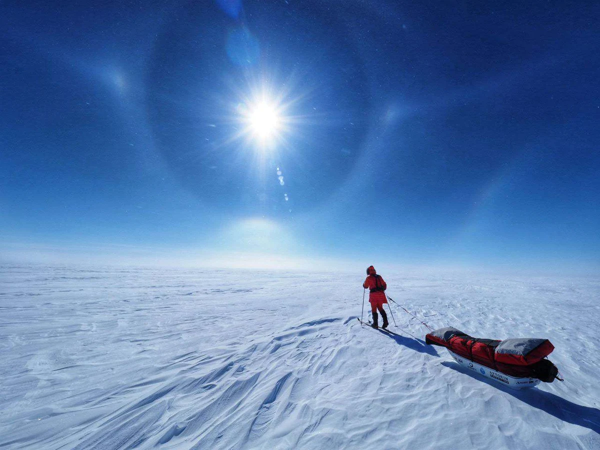 Około 150 kilometrów mają jeszcze do przejścia Mateusz Waligóra i Łukasz Supergan, którzy wędrują przez Grenlandię. Od 4 tygodni idą oni przez całą największą wyspę świata z zachodu na wschód. Cały ekwipunek ciągną na saniach i nie korzystają z żadnego wsparcia z zewnątrz. Dystans ich wędrówki to w sumie około 600 kilometrów. "Planujemy zakończenie wyprawy w okolicach 6 czerwca, ale to Grenlandia dyktuje warunki" - mówi Waligóra w specjalnym łączeniu z RMF FM. "Zaprocentowało nasze doświadczenie. Jesteśmy bardzo dobrze przygotowani, ale jak na każdej wyprawie - pojawiają się różne zachcianki i marzenia o produktach, których nam brakuje. Ja marzę o frytkach z majonezem, a Łukasz o sałatce greckiej" - dodaje.