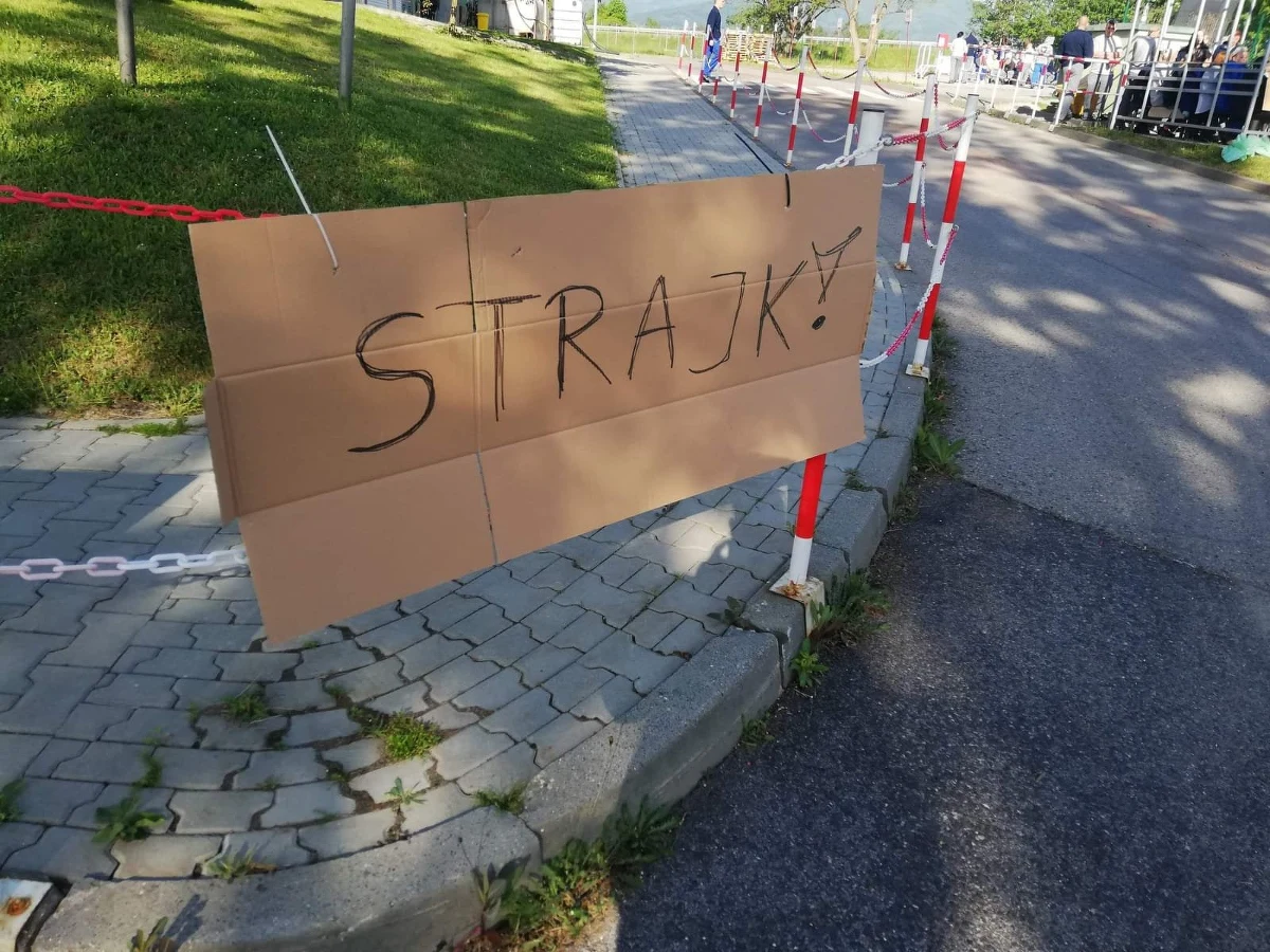 Strajk w zakładach produkujących części dla przemysłu motoryzacyjnego w Żywcu. W akcji bierze udział większość z ponad tysięcznej załogi.