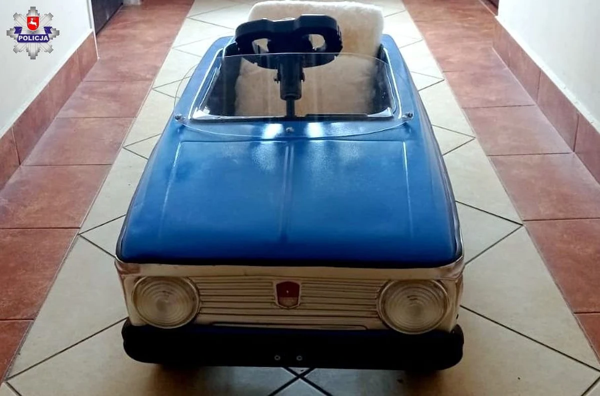 Policjanci z Kraśnika odzyskali zabytkowy dziecięcy samochodzik, który padł łupem złodziei. Miniaturowy Moskwicz był zaparkowany w pobliżu drogi. Sprawcy zatrzymali się i zabrali go do swojego auta. Pojazd wrócił już do 5-letniego właściciela z gminy Wilkołaz.