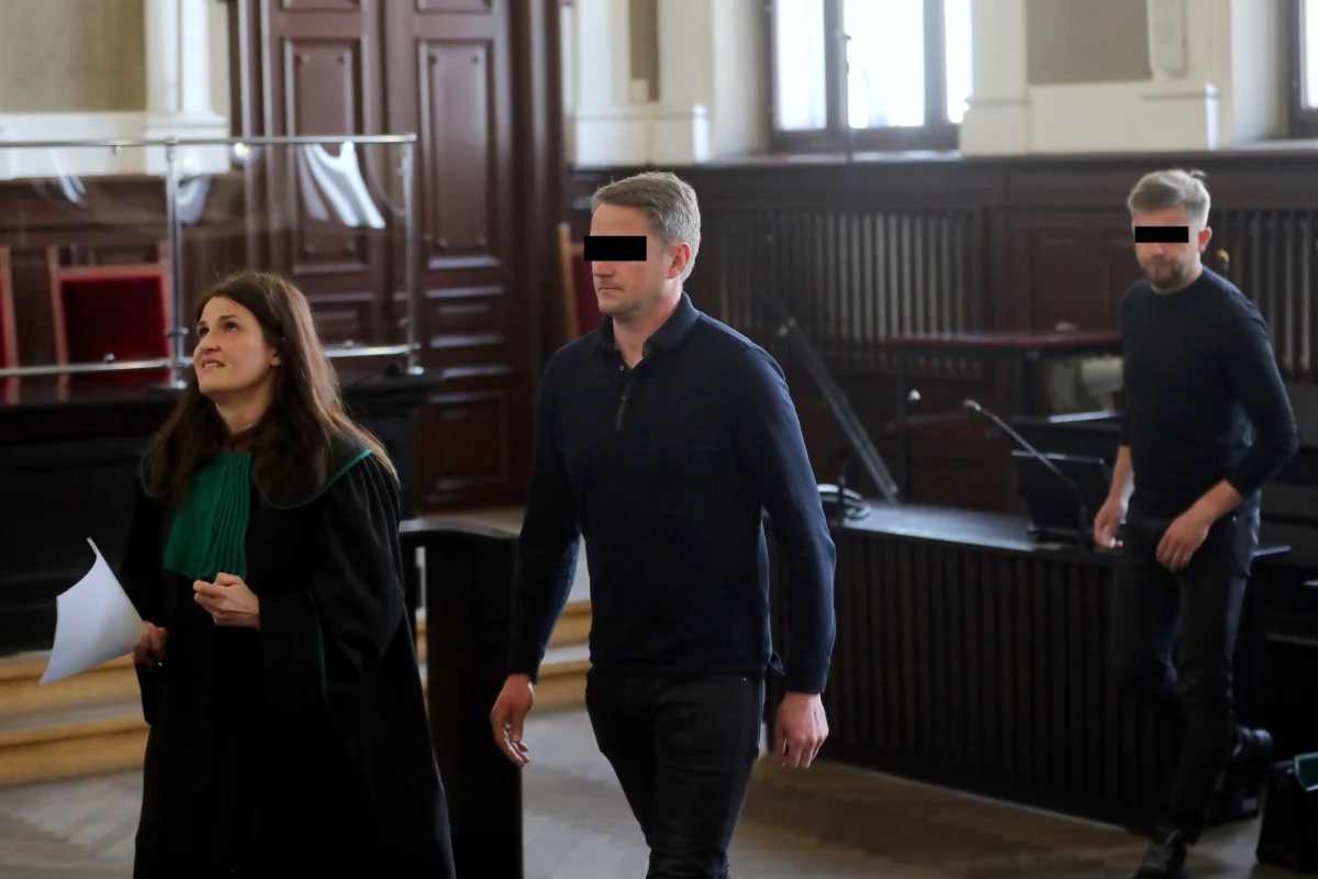 Przed Sądem Okręgowym w Nowym Sączu zakończył się proces w sprawie tragicznego wypadku na stacji narciarskiej w Bukowinie Tatrzańskiej. Zginęła wtedy 52- latka i jej dwie córki. Prokurator w mowie końcowej zażądał po dwa lata więzienia dla każdego z trzech oskarżonych oraz zadośćuczynienia na rzecz pokrzywdzonego po 1 mln zł od każdego z oskarżonych.