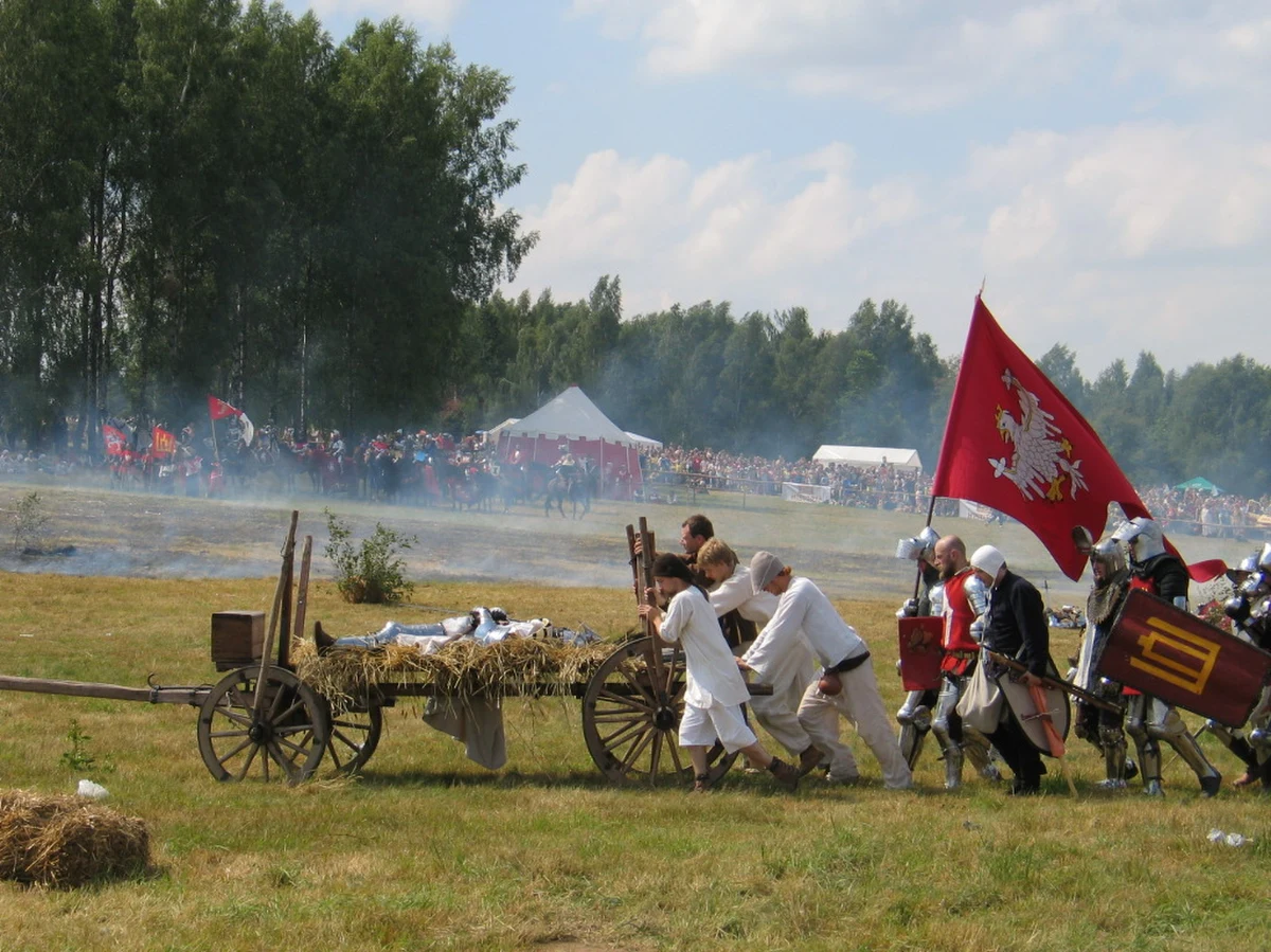 Po dwóch latach przerwy spowodowanej pandemią koronawirusa na pola bitwy pod Grunwaldem wrócą rycerze. Będzie to już 25. inscenizacja tej największej średniowiecznej bitwy z 1410 roku. Według organizatorów może to być rekordowa edycja zarówno pod względem liczby rekonstruktorów, jak i widzów.