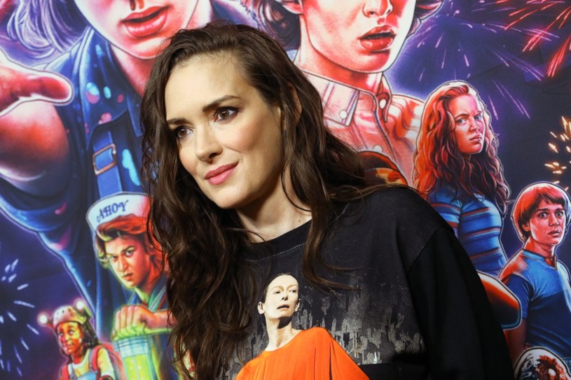 Dzięki roli Joyce Byers, w bijącym rekordy popularności serialu Netfliksa "Stranger Things", Winona Ryder po latach medialnego niebytu wróciła na szczyt. Jej kariera załamała się, gdy została przyłapana na kradzieży w luksusowym butiku. Po 21 latach od niesławnego wybryku, gwiazda została twarzą nowej torebki słynnej marki, której sweter próbowała przed laty ukraść.