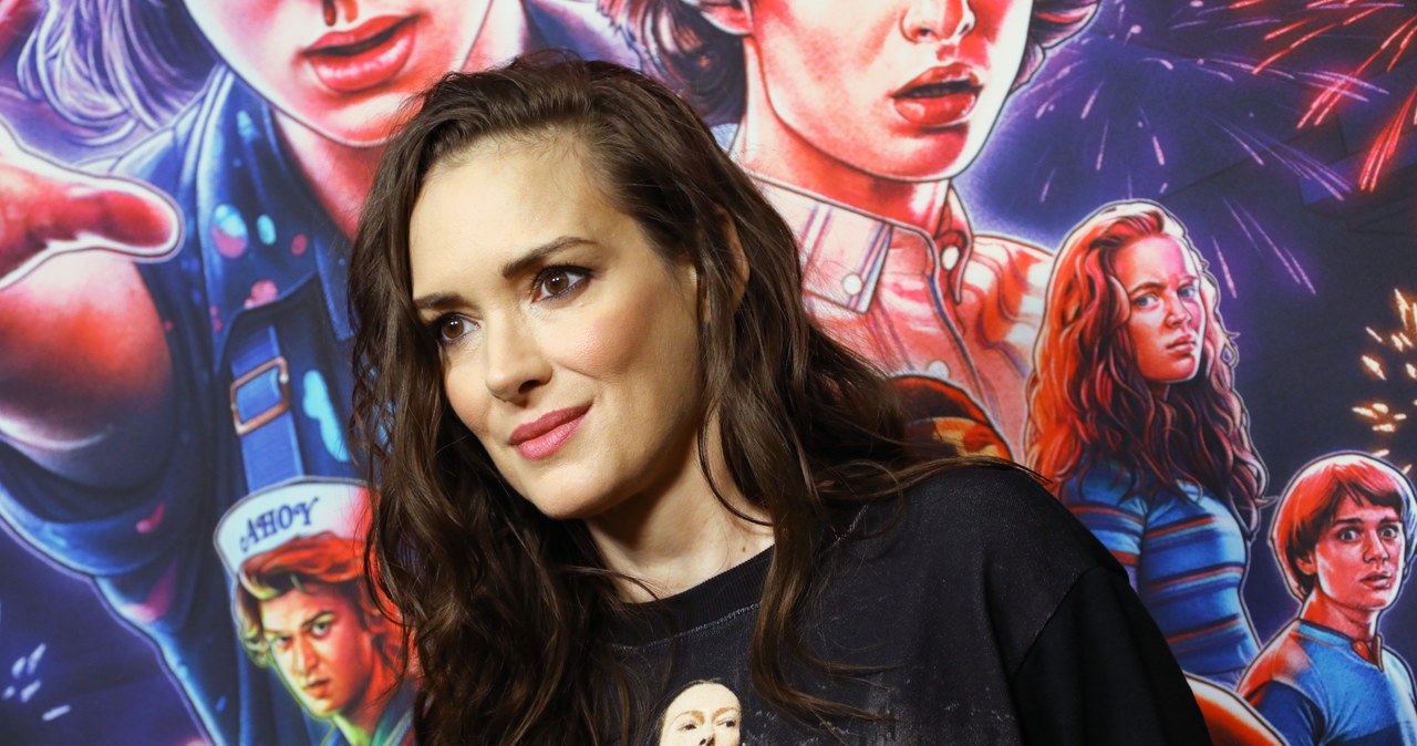 Dzięki roli Joyce Byers, w bijącym rekordy popularności serialu Netfliksa "Stranger Things", Winona Ryder po latach medialnego niebytu wróciła na szczyt. Jej kariera załamała się, gdy została przyłapana na kradzieży w luksusowym butiku. Po 21 latach od niesławnego wybryku, gwiazda została twarzą nowej torebki słynnej marki, której sweter próbowała przed laty ukraść.