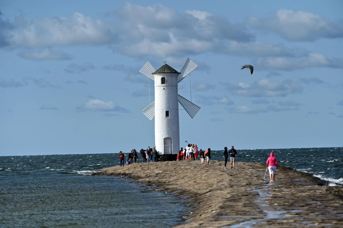 Kąpieliska i marina w Świnoujściu otrzymały Błękitną Flagę – wyróżnienie przyznawane za spełnianie najwyższych standardów m.in. w kategorii czystości wody i bezpieczeństwa.