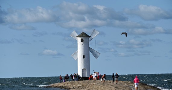 Kąpieliska i marina w Świnoujściu otrzymały Błękitną Flagę – wyróżnienie przyznawane za spełnianie najwyższych standardów m.in. w kategorii czystości wody i bezpieczeństwa.