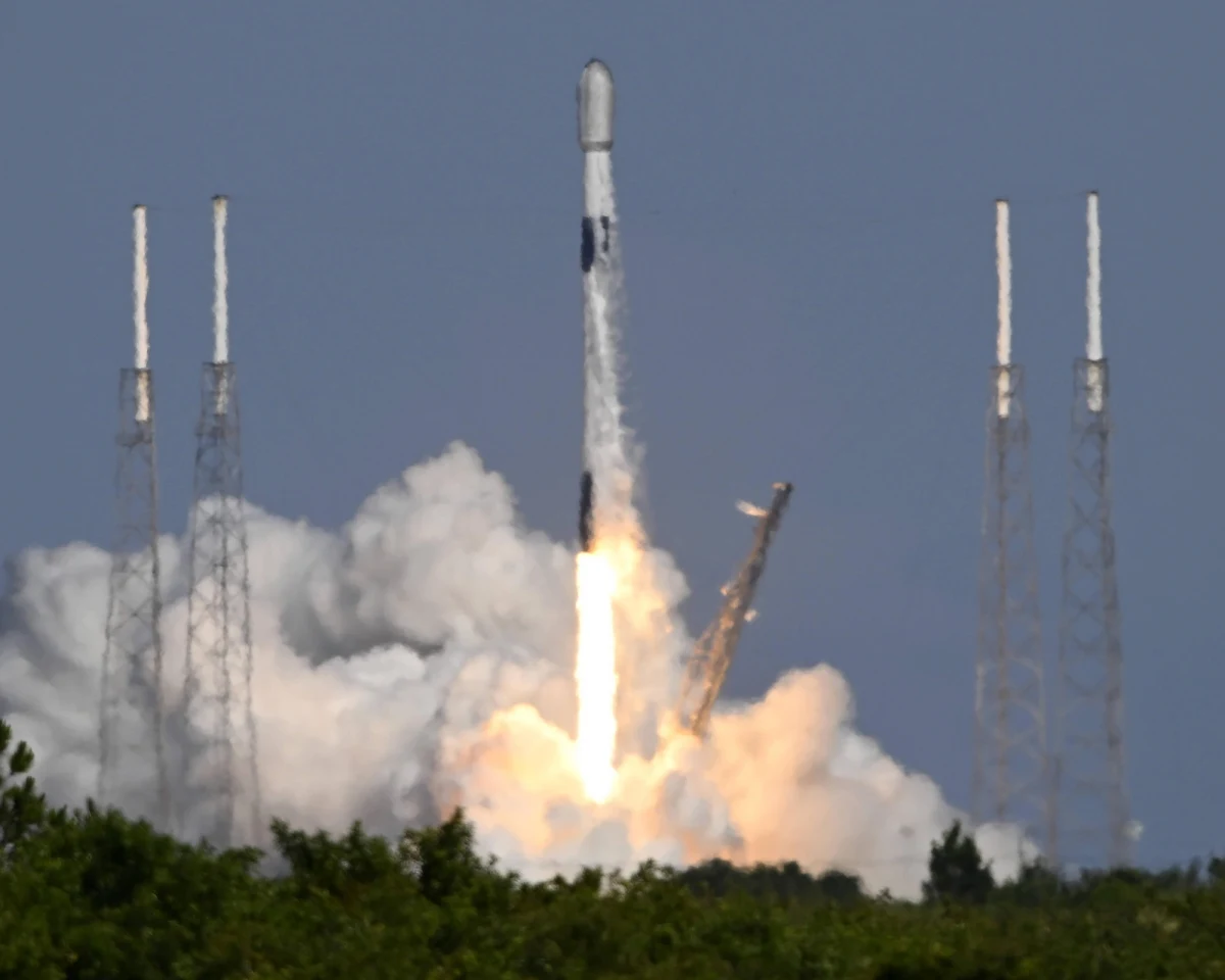 Chińska armia opracowuje na wypadek wojny z USA plany zniszczenia nie tylko amerykańskich satelitów wojskowych, ale również satelitów sieci Starlink należącej do Elona Muska firmy SpaceX - podał amerykański serwis Newsmax.