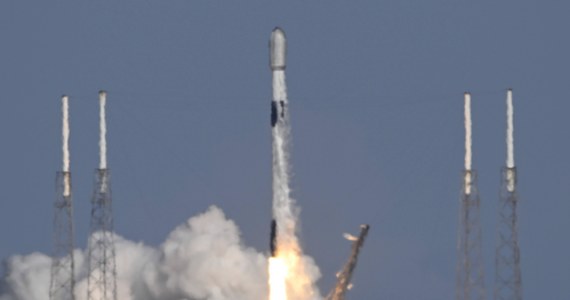 Chińska armia opracowuje na wypadek wojny z USA plany zniszczenia nie tylko amerykańskich satelitów wojskowych, ale również satelitów sieci Starlink należącej do Elona Muska firmy SpaceX - podał amerykański serwis Newsmax.