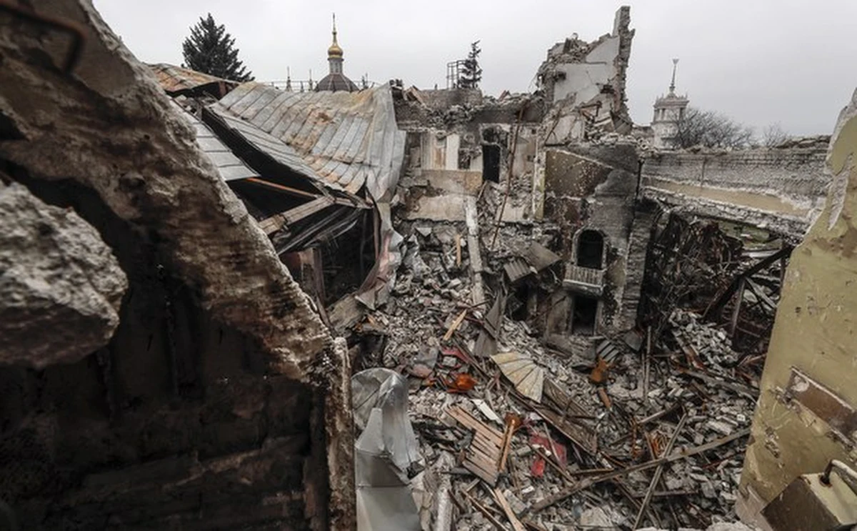 Gubernator Sankt Petersburga Aleksander Biegłow z wycieczką zwiedzał ruiny teatru w Mariupolu, w którym od rosyjskiej bomby zginęły setki ludzi - poinformował doradca mera Mariupola Petro Andriuszczenko.