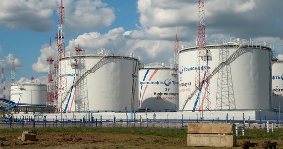 Eksporterzy ukrywają pochodzenie rosyjskiej ropy, mieszając ją z innymi surowcami i ukrywając jej pochodzenie - informuje "Wall Street Journal". Według dziennika główną rolę w tym procederze odgrywają indyjskie rafinerie, dzięki którym Rosji udało się znacznie zwiększyć eksport ropy.