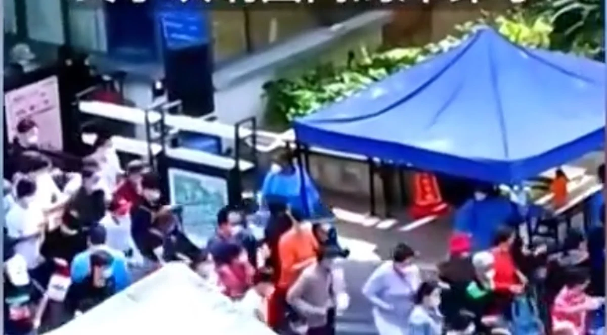 "Z siatkami na zakupy ludzie prześcigają się w drodze do sklepów" - opisuje korespondentka CNN, relacjonując nagranie, na którym widać moment otwarcia jednego z osiedli w Szanghaju. 1 czerwca 2022 roku władze złagodziły częściowo surowy lockdown wprowadzony w związku z pojawieniem się ognisk koronawirusa. Wśród mieszkańców wciąż utrzymuje się poczucie nieufności i niepokoju. Obawiają się kolejnego zamknięcia, niektórzy chcą wyjechać z miasta, póki to możliwe.