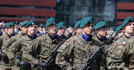 Po zmianach, które wprowadziła ustawa o obronie ojczyzny, w poniedziałek rozpocznie się inauguracja szkolenia dobrowolnej zasadniczej służby wojskowej.

