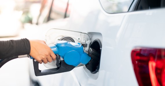 Benzyna Pb98 przekroczyła poziom ośmiu zł za litr, a cena Pb95 wzrosła o 22 gr na litrze do 7,55 zł - poinformował portal e-petrol.pl.
