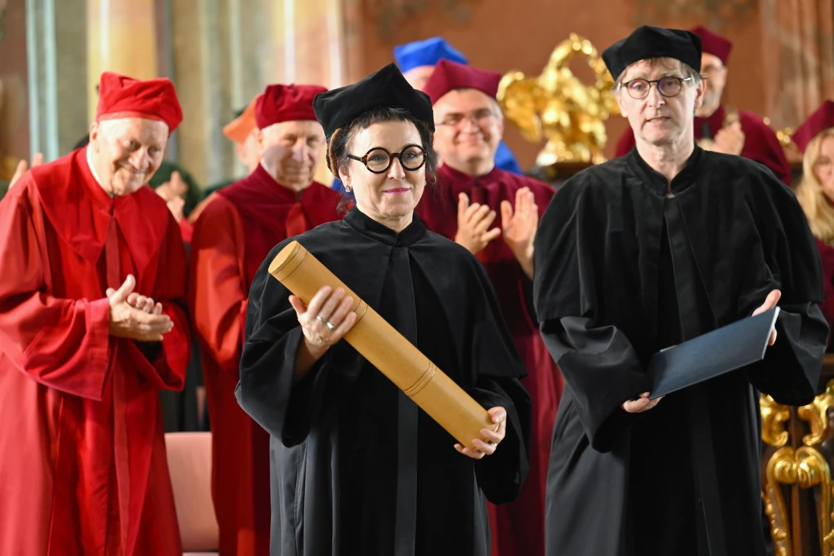 Noblistka Olga Tokarczuk otrzymała w środę tytuł doktora honoris causa Uniwersytetu Wrocławskiego. "Teraz zbyt często brakuje mi słów, żeby nazwać to, czego doświadczam. W huku dział słowa stają się niesłyszalne, wobec przemocy i śmierci cierpnie wyobraźnia" - mówiła pisarka podczas uroczystości w Auli Leopoldyńskiej.