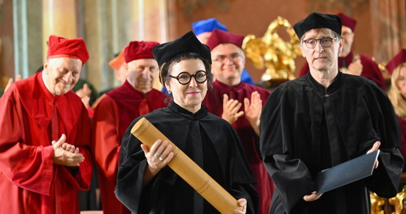 Noblistka Olga Tokarczuk otrzymała w środę tytuł doktora honoris causa Uniwersytetu Wrocławskiego. "Teraz zbyt często brakuje mi słów, żeby nazwać to, czego doświadczam. W huku dział słowa stają się niesłyszalne, wobec przemocy i śmierci cierpnie wyobraźnia" - mówiła pisarka podczas uroczystości w Auli Leopoldyńskiej.