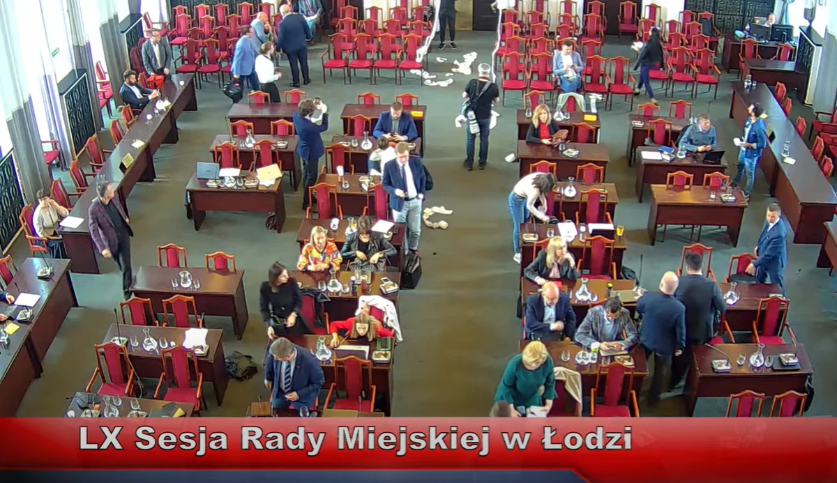 Strajkujący pracownicy socjalni MOPS w Łodzi obrzucili radnych... papierem toaletowym. Rolki poleciały z balkonu dla publiczności. Interwencję podjęła straż miejska.