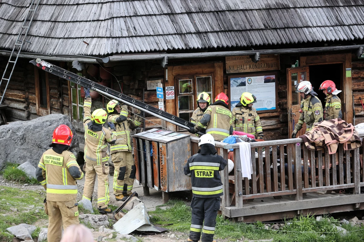 Gospodyni schroniska na Hali Kondratowej w Tatrach zapowiedziała, że po wtorkowym pożarze chce do 10 czerwca wrócić do normalnej działalności. Spaleniu uległ fragment dachu.