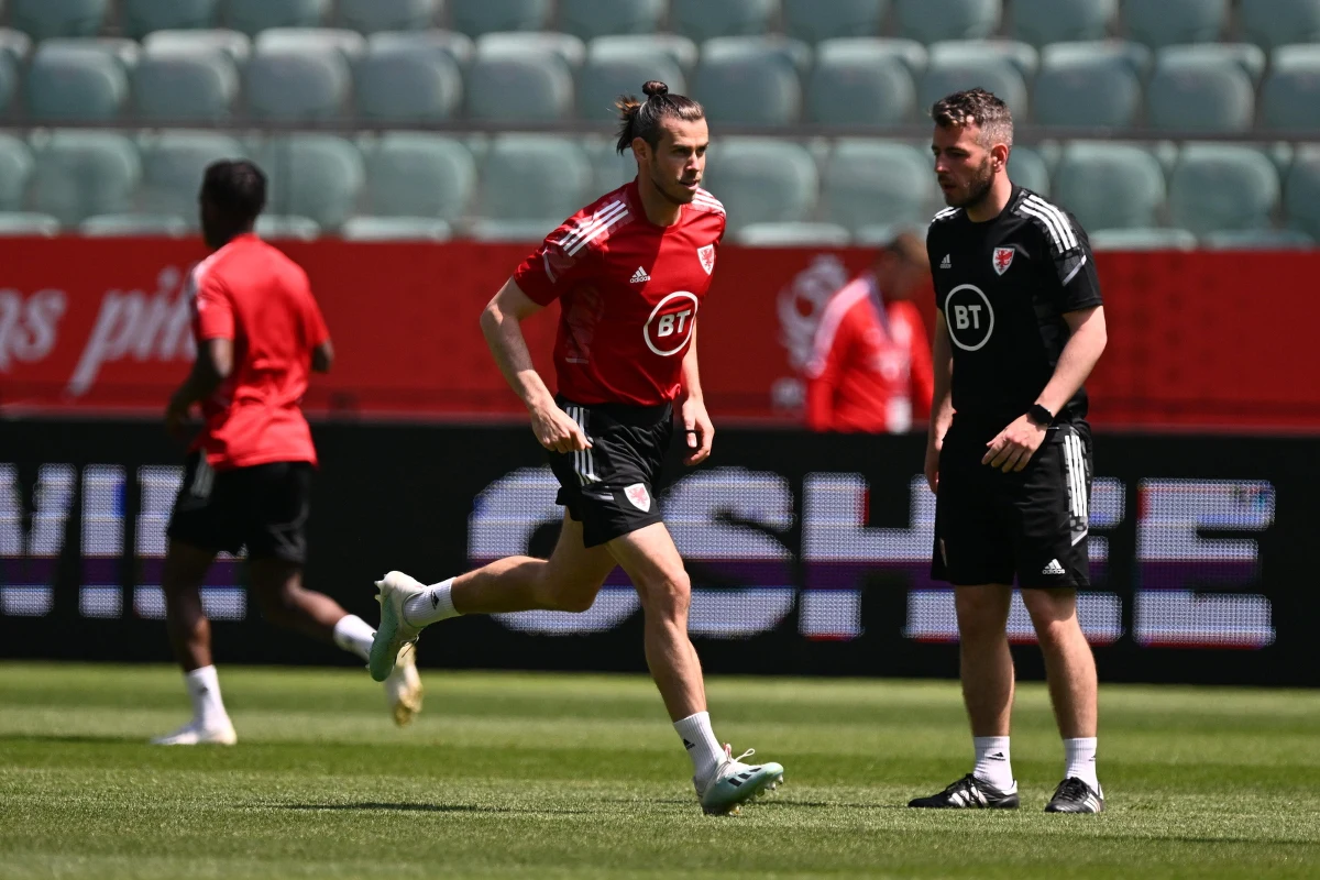 ​Walijski piłkarz Gareth Bale ogłosił w środę, że odchodzi z Realu Madryt, w którym występował od 2013 roku. Z "Królewskimi" zdobył 17 trofeów, m.in. pięciokrotnie zwyciężył w Lidze Mistrzów.