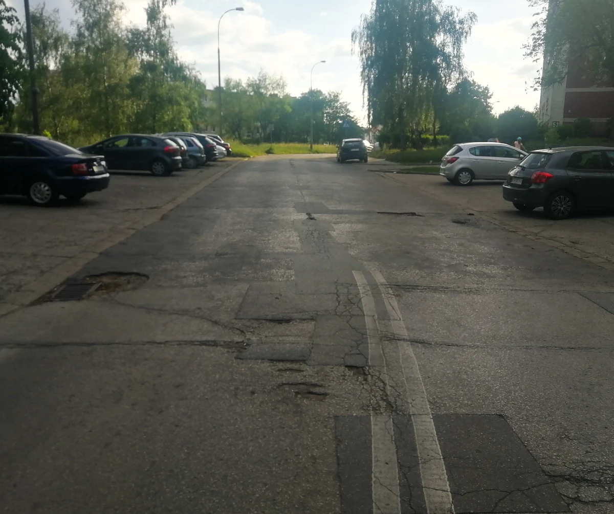 Jeżeli kierowcy w Krakowie myśleli, że z powodu obecnych remontów ciężko poruszać się po mieście, byli w błędzie. Będzie jeszcze trudniej. Miasto rozpoczyna "wysoki sezon" remontów ulic. Tylko w ciągu najbliższych dni rozpoczną się prace na 18 z nich. Do końca roku drogowcy chcą wymienić asfalt na 60 ulicach.

