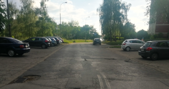 Jeżeli kierowcy w Krakowie myśleli, że z powodu obecnych remontów ciężko poruszać się po mieście, byli w błędzie. Będzie jeszcze trudniej. Miasto rozpoczyna "wysoki sezon" remontów ulic. Tylko w ciągu najbliższych dni rozpoczną się prace na 18 z nich. Do końca roku drogowcy chcą wymienić asfalt na 60 ulicach.

