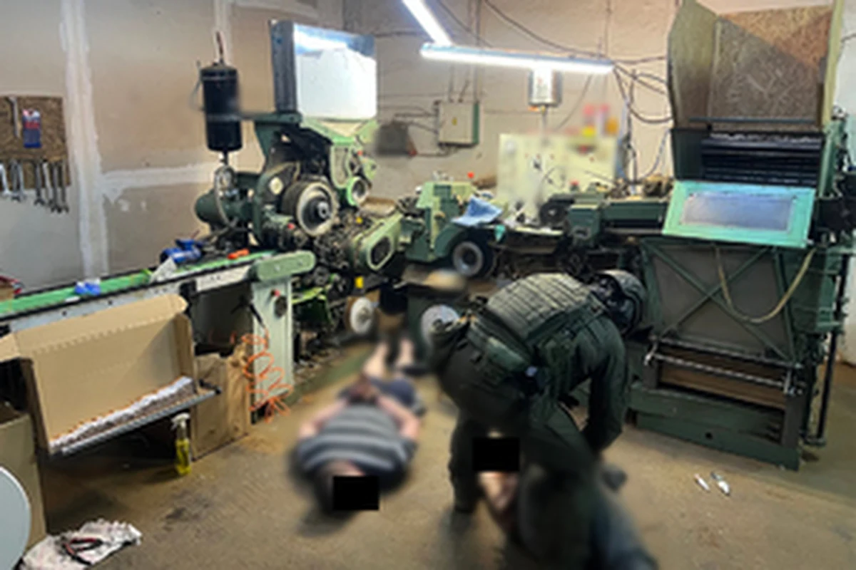 Policjanci z Centralnego Biura Śledczego Policji i funkcjonariusze Mazowieckiej Krajowej Administracji Skarbowej rozbili grupę zajmującą się nielegalną produkcją papierosów. Przejęto nowoczesne, wysokowydajne maszyny, które mogły służyć do produkcji 3 tys. papierosów na minutę. W fabryce mogło zostać wyprodukowane 8 mln papierosów, które były przeznaczone głównie na rynek krajowy.

