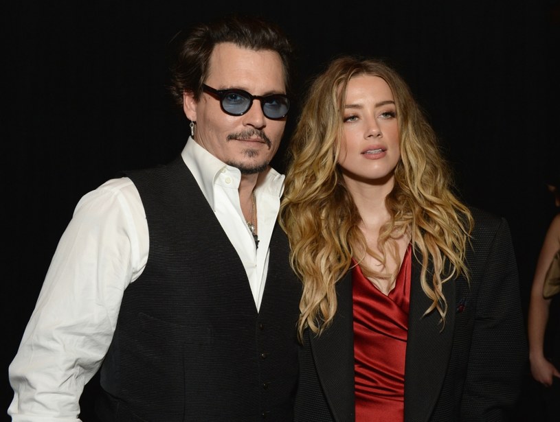 Sześciotygodniowy proces o zniesławienie, który Johnny Depp wytoczył Amber Heard, zakończył się triumfem gwiazdora "Piratów z Karaibów". 1 czerwca siedmioosobowa ława przysięgłych jednogłośnie uznała, że aktorka pomówiła swojego męża, oskarżając go o to, że stosował wobec niej przemoc. Depp uznał ten wyrok za początek nowego życia, Heard stwierdziła, że jej przegrana jest porażką wszystkich walczących o swoje prawa kobiet. Równie podzielone w ocenie decyzji ławy przysięgłych są inne gwiazdy Hollywood.