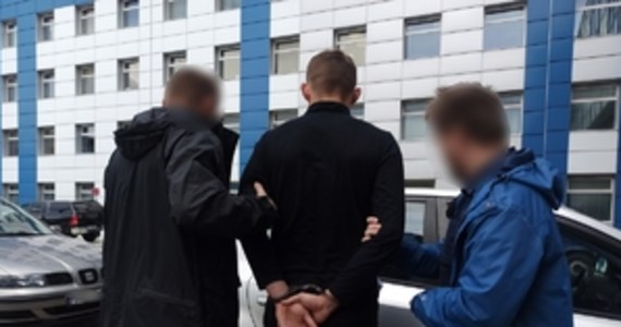 Policjanci zatrzymali czterech mężczyzn, którzy brali udział w nocnej bójce w centrum Katowic. Jeden z nich zaatakował innego nożem, usłyszał zarzut usiłowania zabójstwa i został tymczasowo aresztowany.


