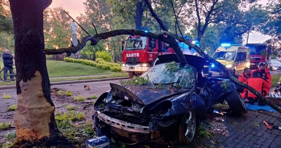 31-letni kierowca zginął, a pasażer został ranny po tym, jak w miejscowości Kock na Lubelszczyźnie samochód marki porsche uderzył w drzewo. Przyczyny wypadku bada policja i prokuratura.