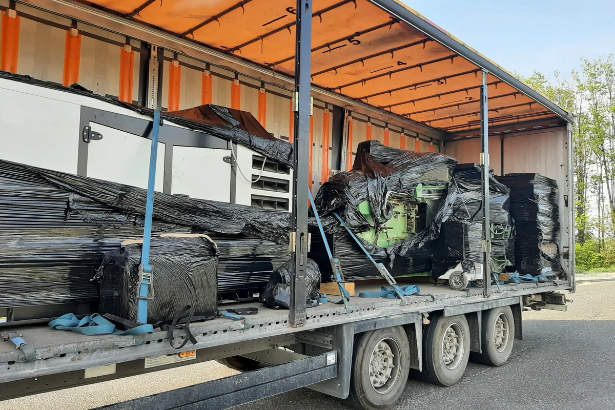 Celnicy z Nowego Targu zatrzymali w okolicach Spytkowic samochód ciężarowy z linią technologiczną do produkcji papierosów. Fabryka mogła produkować nawet 2 tys. sztuk papierosów na minutę - poinformowało Ministerstwo Finansów.

