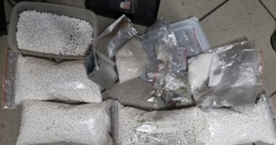 Niemal 5,5 kilograma metamfetaminy, marihuany i tabletek odurzających oraz sprzęt do wytwarzania środków psychotropowych zabezpieczyli policjanci w zlikwidowanym "laboratorium" produkcji narkotyków w Złotoryi.

