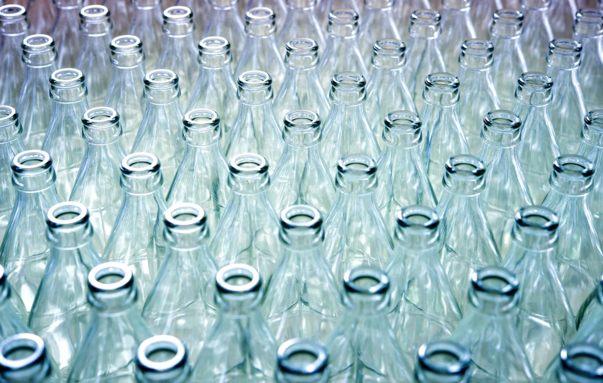 System kaucyjny w Polsce ma być bezparagonowy i przyjazny dla konsumenta; obejmie puszki aluminiowe o pojemności do 1 litra, szklane butelki do 1,5 litra oraz butelki plastikowe do 3 litrów – poinformował w czwartek wiceminister klimatu i środowiska Jacek Ozdoba.