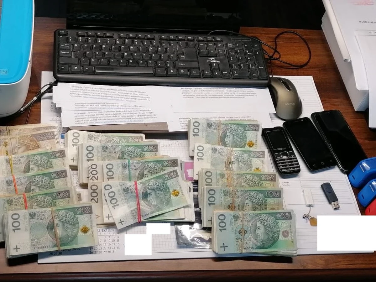 Łódzcy policjanci zatrzymali dwóch mężczyzn i kobietę. Oficjalnie byli  bezrobotni, a zajmowali się podrabianiem zaświadczeń lekarskich. Na ich sprzedaży w internecie mogli według ustaleń policji zarobić ponad milion złotych.

