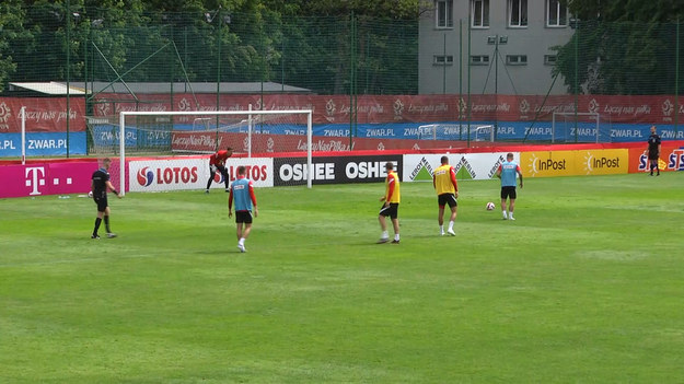 - Na stadionie ZWAR w Warszawie reprezentacja Polski rozegrała sparing wewnętrzny w którym zagrały drużyny Niebieskich i Żółtych. Bramkę na 1-0 z rzutu karnego zdobył Karol Linetty. 