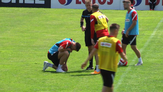 - Na stadionie ZWAR w Warszawie reprezentacja Polski rozegrała sparing wewnętrzny w którym zagrały drużyny Niebieskich i Żółtych. Niebiescy wygrali 2-0 po bramkach Karola Linettego. Interia uchwyciła moment kontuzji Krystiana Bielika. Obrońca reprezentacji Polski musiał opuścić boisko. Jego miejsce w polu zajął bramkarz Wojciech Szczęsny.