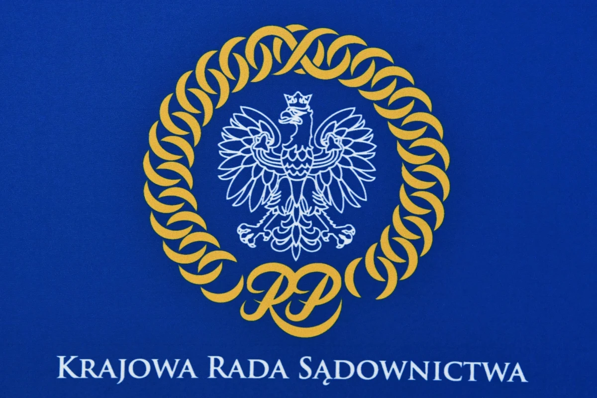 Krajowa Rada Sądownictwa od 2018 r. nie jest organem tożsamym z organem opisanym w konstytucji, jednak brak jest podstaw do przyjęcia z góry, że każdy sędzia sądu powszechnego nominowany przez KRS od 2018 r. nie spełnia wymogu minimum bezstronności - to główna konkluzja obszernej uchwały szerszego składu Sądu Najwyższego.