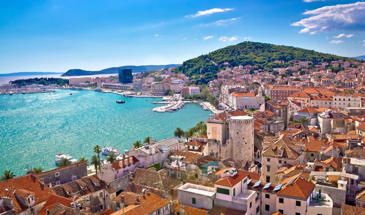 Chorwacja spełnia warunki pozwalające na wprowadzenie w tym kraju waluty euro 1 stycznia 2023 roku - poinformowała Komisja Europejska w opublikowanym w środę raporcie o konwergencji, który ocenia postępy państw członkowskich UE w wypełnianiu zobowiązań związanych z uczestnictwem w Unii Gospodarczej i Walutowej. 