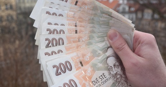 ​Czeski rząd zatwierdził wypłacenie jednorazowego świadczenia na dzieci w wysokości 5 tysięcy koron (ok. 926 zł). Ma trafić do rodzin w sierpniu. Władze liczą, że dodatkowe pieniądze złagodzą skutki wysokiej inflacji. 
