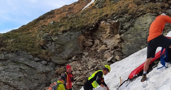 Słowaccy ratownicy odnaleźli ciało polskiego turysty, który był poszukiwany w Tatrach Zachodnich od 13 stycznia. 58-latek zginął w rejonie Raczkowej Czuby. Niestety obfite opady śniegu w styczniu zatarły wszelkie ślady. Na ciało 58-latka natrafiono dopiero wczoraj. 