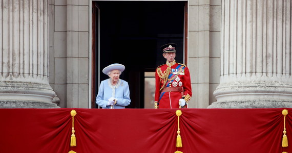 Trwają czterodniowe obchody 70-lecia panowania brytyjskiej królowej Elżbiety II. Monarchini dwukrotnie pokazała się na balkonie Pałacu Buckingham. Zabrakło jej jednak na paradzie wojskowej, rozpoczynającej obchody Platynowego Jubileuszu. Wieczorem Pałac Buckingham poinformował, że królowa źle się poczuła i nie weźmie udziału w piątkowej mszy dziękczynnej.