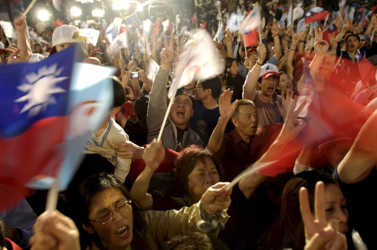 30 chińskich samolotów wojskowych, w tym 22 myśliwce, w poniedziałek naruszyło od południowego zachodu strefę identyfikacji obrony powietrznej Tajwanu. To kolejny taki incydent w ostatnim czasie. Tajwan to obecnie jeden z najbardziej zapalnych punktów na świecie. Konflikt w tym uznawanym przez zaledwie 13 krajów państwie bardzo łatwo może przerodzić się w wojnę światową. Co zmieniła w tym regionie wojna w Ukrainie - o tym Marlena Chudzio rozmawiała z dr Antoniną Łuszczykiewicz, adiunkt w Instytucie Bliskiego i Dalekiego Wschodu Uniwersytetu Jagiellońskiego. 