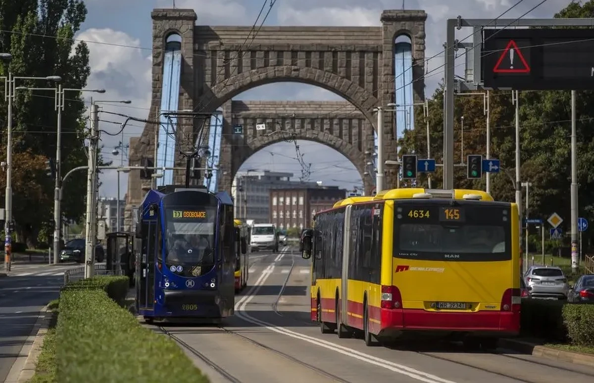 Mieszkańcy Wrocławia musza przygotować się na utrudnienia w ruchu. W sobotę, 4 czerwca, ma rozpocząć się remont nawierzchni na rondzie Reagana przy peronie 1 i 2. Swoje trasy zmienią zarówno tramwaje jak i autobusy. 