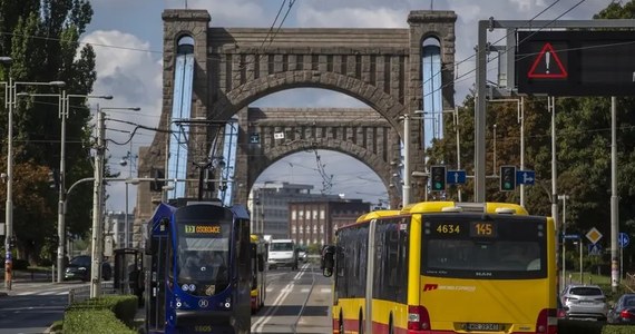 Mieszkańcy Wrocławia musza przygotować się na utrudnienia w ruchu. W sobotę, 4 czerwca, ma rozpocząć się remont nawierzchni na rondzie Reagana przy peronie 1 i 2. Swoje trasy zmienią zarówno tramwaje jak i autobusy. 
