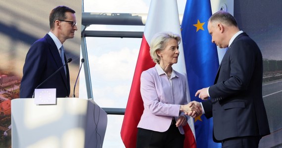 Szefowa Komisji Europejskiej Ursula von der Leyen na wspólnej konferencji prasowej z prezydentem Andrzejem Dudą i premierem Mateuszem Morawieckim przedstawiła warunki, które Polska musi spełnić, by dostać pieniądze z Krajowego Planu Odbudowy. KE dała w środę zielone światło dla polskiego KPO, ale płatności będą zależały od spełnienia przez Polskę tzw. kamieni milowych, takich jak likwidacja Izby Dyscyplinarnej, reforma systemu dyscyplinującego sędziów oraz przywrócenie do orzekania już zwolnionych sędziów.