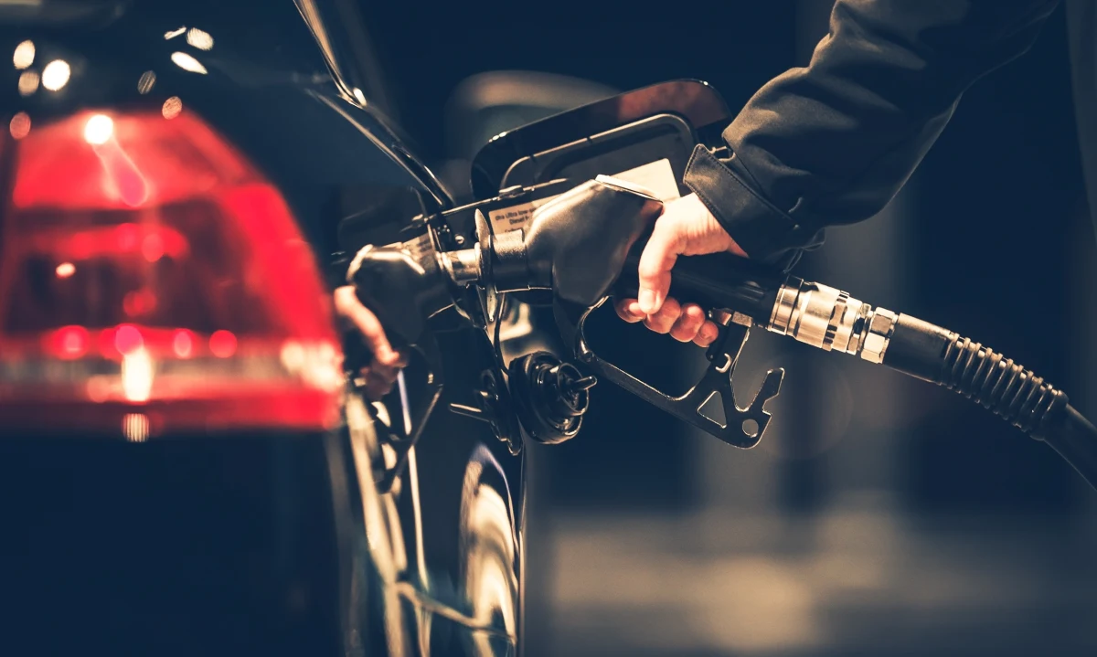 ​Komisja Europejska bada węgierską regulację cen benzyny - poinformował program RTL Híradó. Rząd Fideszu ustalił maksymalny limit cen na stacjach benzynowych, ale tańsze paliwa mogą kupić tylko Węgrzy - obcokrajowcy muszą już płacić cenę rynkową. Przepisy unijne zabraniają takiej faworyzacji.