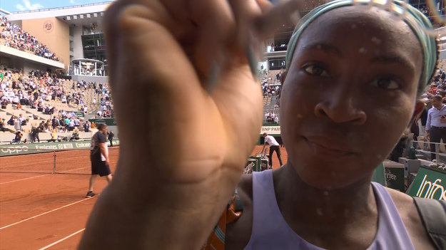 Finalistka tegorocznego Rolland Garros 2022 Coco Gauff, po wygranym meczu półfinałowym z Włoszką  Martiną Trevisan 6:3, 6:1 zamieściła na obiektywie kamery wpis nawiązujący do niedawnej serii masowych strzelanin w Texasie. We wtorek w szkole podstawowej w Uvalde zginęło w strzelaninie 19. dzieci i dwie nauczycielki.

 Amerykanka zostawiła napis markerem na ekranie kamery telewizyjnej „PEACE. End Gun Violence" nawiązujący do ograniczenia dostępu do broni, dorysowała serce i podpisała się COCO.

To problem, który trwa od lat w Stanach Zjednoczonych i chciałam zwrócić na to uwagę” – powiedział Gauff Jonowi Wertheimowi z Tennis Channel.

W tym roku w Stanach Zjednoczonych doszło do ponad 200 masowych strzelanin.

Gauff kontynuowała: „Myślę, że zdecydowanie potrzebujemy zmian i reform w tym aspekcie i odkąd byłam młoda, wiecie, że wykorzystuję moją popularność do zwracania uwagi na te tematy, a dziś był jeden z tych dni”.

Gauff jest najmłodszą finalistką French Open od 2001 roku i najmłodszą finalistką Wielkiego Szlema od 2004 roku. W finale zmierzy się z Igą Świątek. 