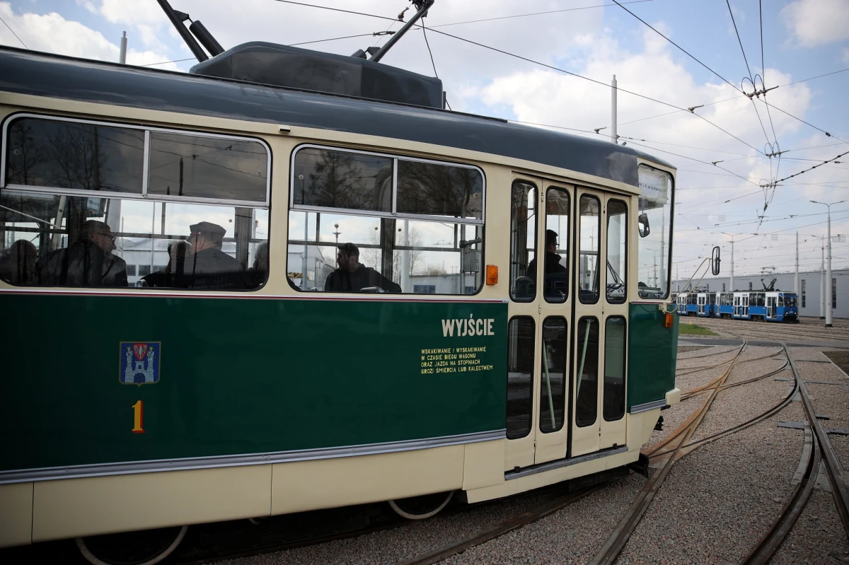 Rusza 20. sezon Krakowskiej Linii Muzealnej. Już od 5 czerwca aż do 18 września mieszkańcy Krakowa i turyści będą się mogli przejechać  zabytkowymi tramwajami i autobusami na specjalnych liniach.