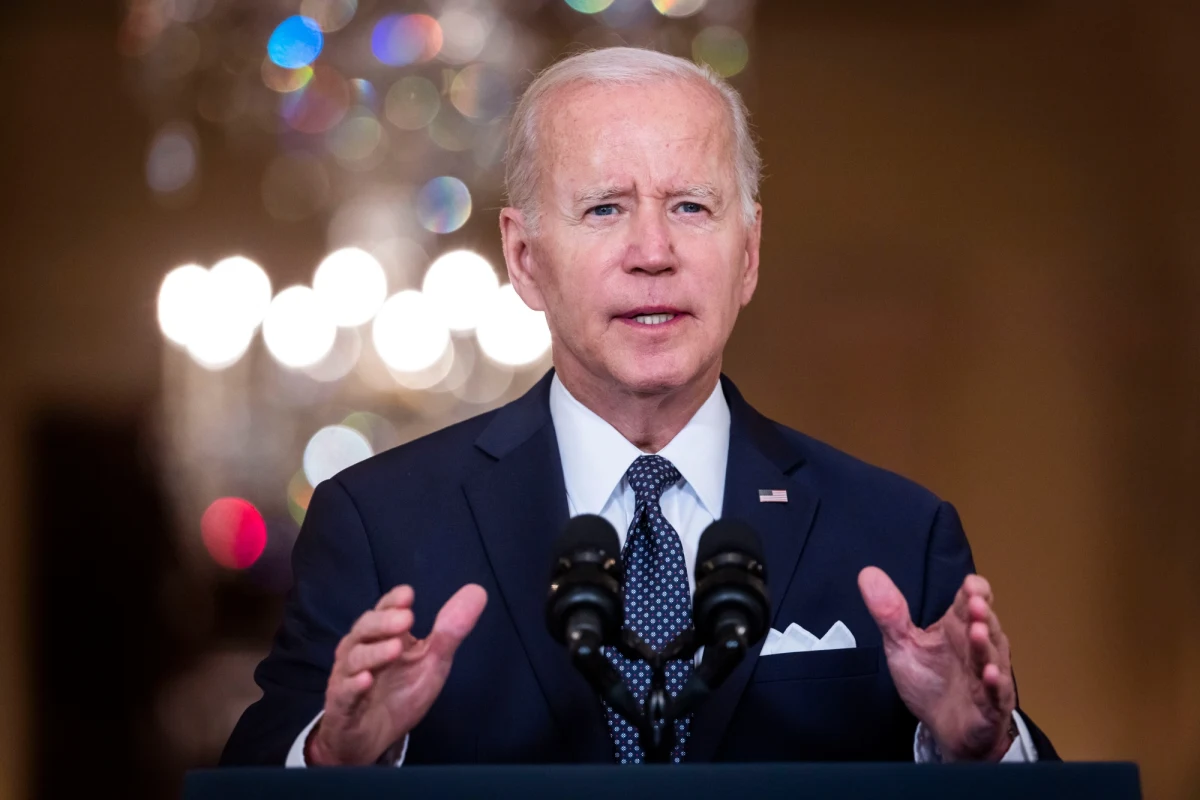 Prawo do posiadania broni nie jest nieograniczone, dlatego konieczne są racjonalne, zdroworozsądkowe regulacje - powiedział w czwartek prezydent USA Joe Biden w orędziu nawiązując do ostatnich masowych strzelanin. Prezydent zaproponował m.in. podwyższenie legalnego wieku posiadania broni, czy zakaz posiadania wielonabojowych magazynków.