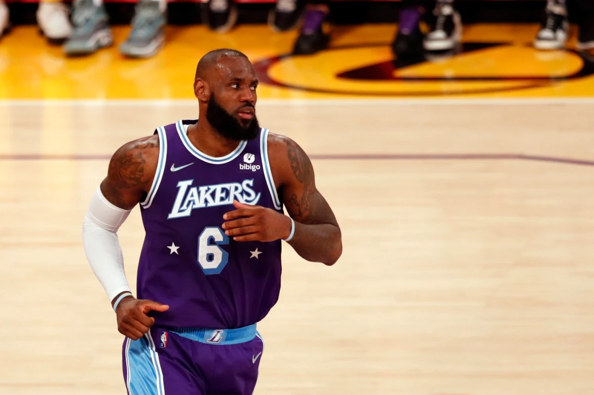 Gwiazda koszykarskiej Ligi NBA 37-letni LeBron James jest według magazynu „Forbes” pierwszym nadal grającym zawodnikiem, którego majątek przekroczył miliard dolarów.