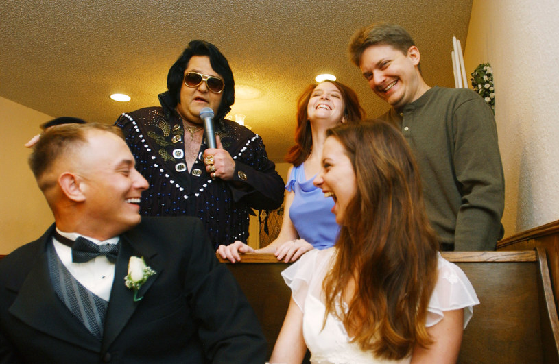 Ślub udzielany przez mistrza ceremonii przebranego "Króla rock and rolla" był jedną z największych atrakcji amerykańskiej stolicy rozrywki i hazardu. Był, bo firma licencyjna, która zarządza prawami do wizerunku Presleya, w połowie maja nakazała właścicielom kaplic ślubnych w Las Vegas, by zaprzestały tej działalności.