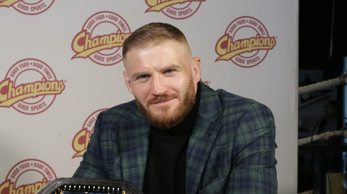 Zawodnik MMA Jan Błachowicz wrócił do Polski po walce z reprezentantem Austrii Aleksandrem Rakiciem. Co prawda pojedynek na gali UFC odbył się już dwa tygodnie temu, ale po pojedynku Błachowicz odpoczywał w USA. Teraz po powrocie do kraju podzielił się z Patrykiem Serwańskim wrażeniami z ostatniej walki, oraz planami na przyszłość. Te cały czas koncentrują się wokół odzyskania mistrzowskiej pasa federacji UFC. 