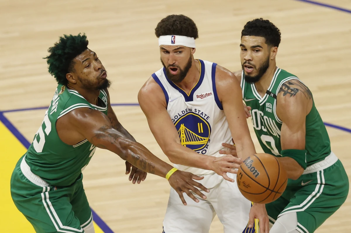 Koszykarze Boston Celtics pokonali w San Francisco Golden State Warriors 120:108 w pierwszym meczu finału ligi NBA. O ich sukcesie zdecydowała czwarta kwarta, którą wygrali różnicą 24 punktów. Do tytułu potrzeba czterech zwycięstw.